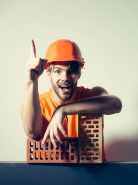 Seksi kaslı erkek yapıcı.