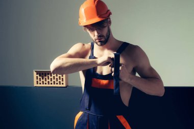 Seksi kaslı erkek yapıcı.