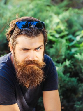 Sakallı ciddi adam açık