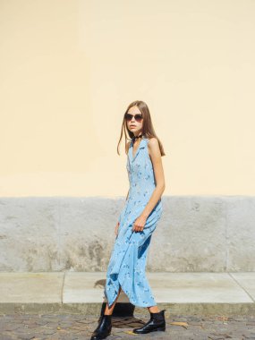 Güneş gözlüğü ve elbise güzel kız