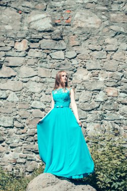 mavi elbiseli güzel kız