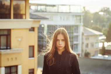 Çatıda güzel kız