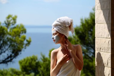 yüz maskesi ile güzel kız