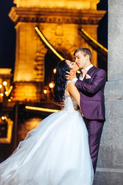 Öpüşme yeni evli genç Çift