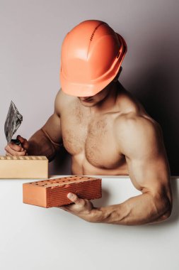 Seksi kaslı erkek yapıcı.