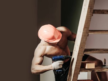 merdiven üzerinde seksi kaslı adam Oluşturucu