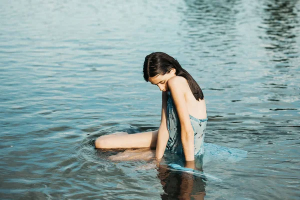 Hübsches Mädchen im Wasser — Stockfoto