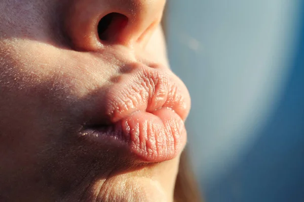 Schattig eend lippen van meisje — Stockfoto