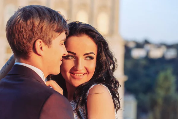 Jóvenes recién casados pareja — Foto de Stock