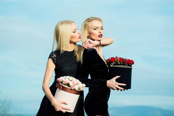 Chicas bonitas con flores en caja —  Fotos de Stock