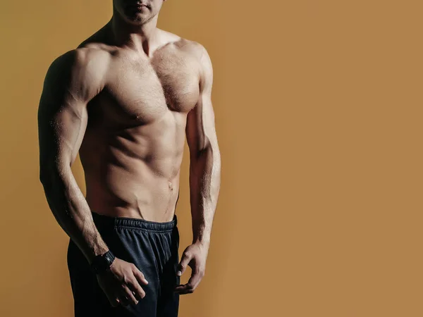 Sexy muskularny mężczyzna sportowiec — Zdjęcie stockowe