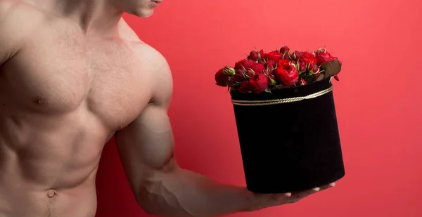 Sexy muscular man with roses — Stock Photo, Image