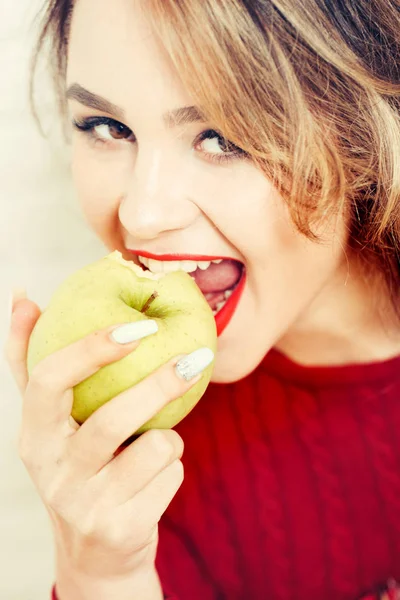 Sexy ragazza mangiare verde mela — Foto Stock