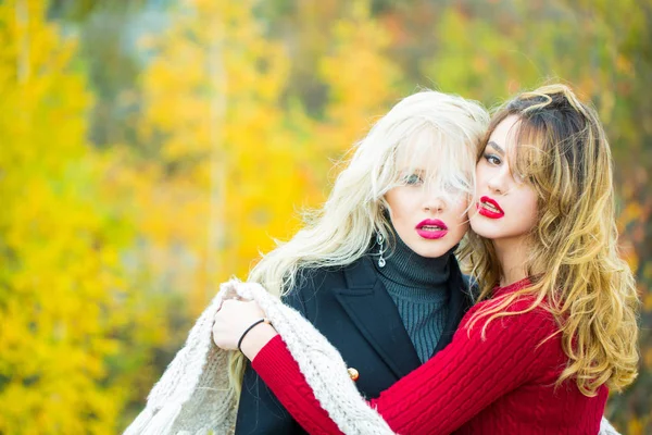 Sexy mooie meisjes met rode lippen — Stockfoto