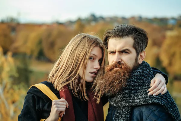 Jovem casal no parque de outono — Fotografia de Stock