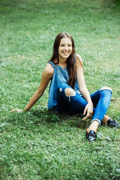 芝生の上で笑っている女の子 — ストック写真