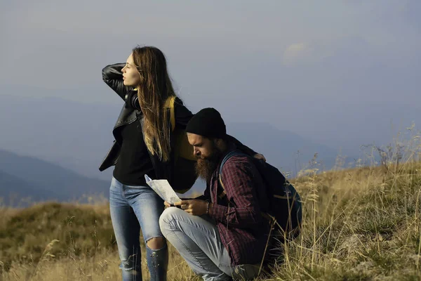 Man and girl with map — Stock Photo, Image