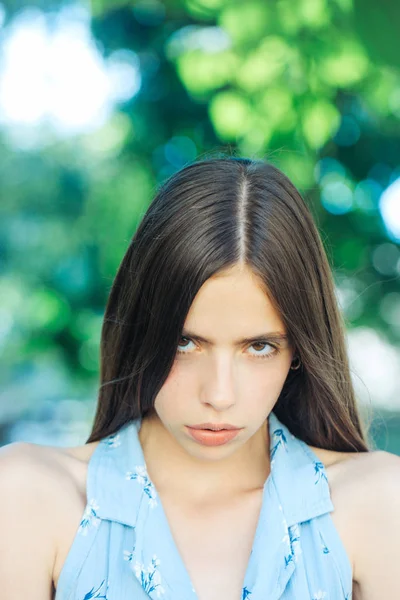 Chica bastante seria al aire libre — Foto de Stock