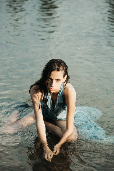 Söt flicka i vatten — Stockfoto