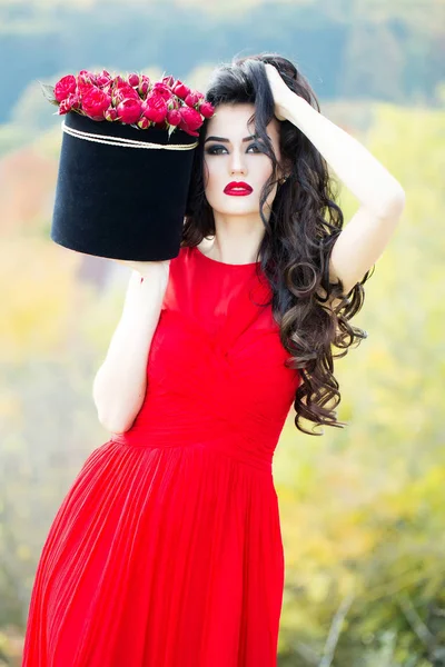 Sexig tjej med röda rosor — Stockfoto