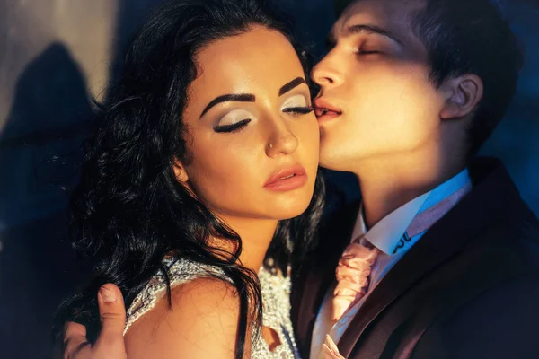 Unga brudgummen kysser vacker brud — Stockfoto