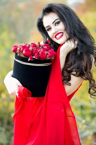 Chica sonriente sexy con rosas rojas — Foto de Stock