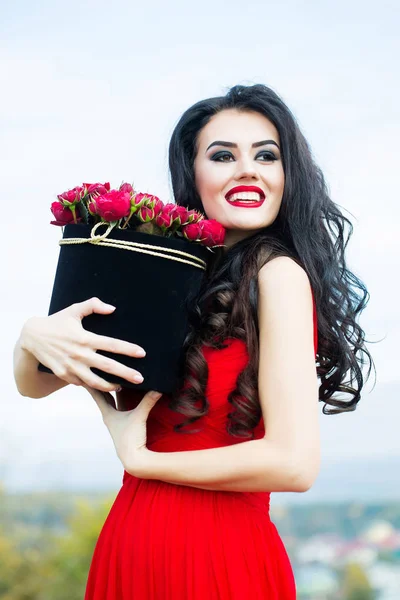 Chica sexy con rosas rojas —  Fotos de Stock