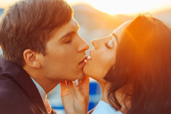 Bacio coppia sposi novelli — Foto Stock