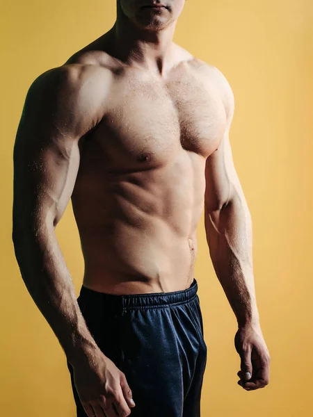 Sexy gespierde man atleet — Stockfoto