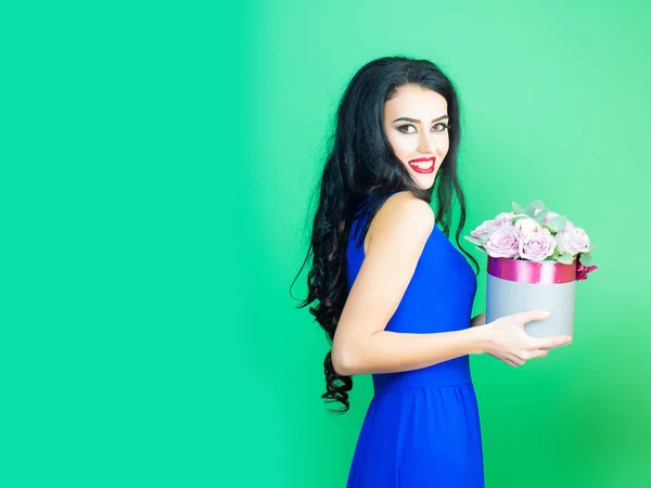 Sexig tjej med rosor på grön — Stockfoto