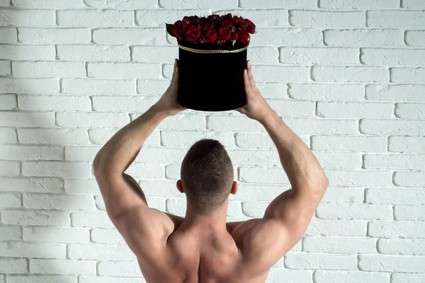 Sexy musculoso hombre con rosas — Foto de Stock