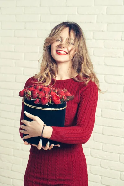 Sexy meisje met rode rozen — Stockfoto