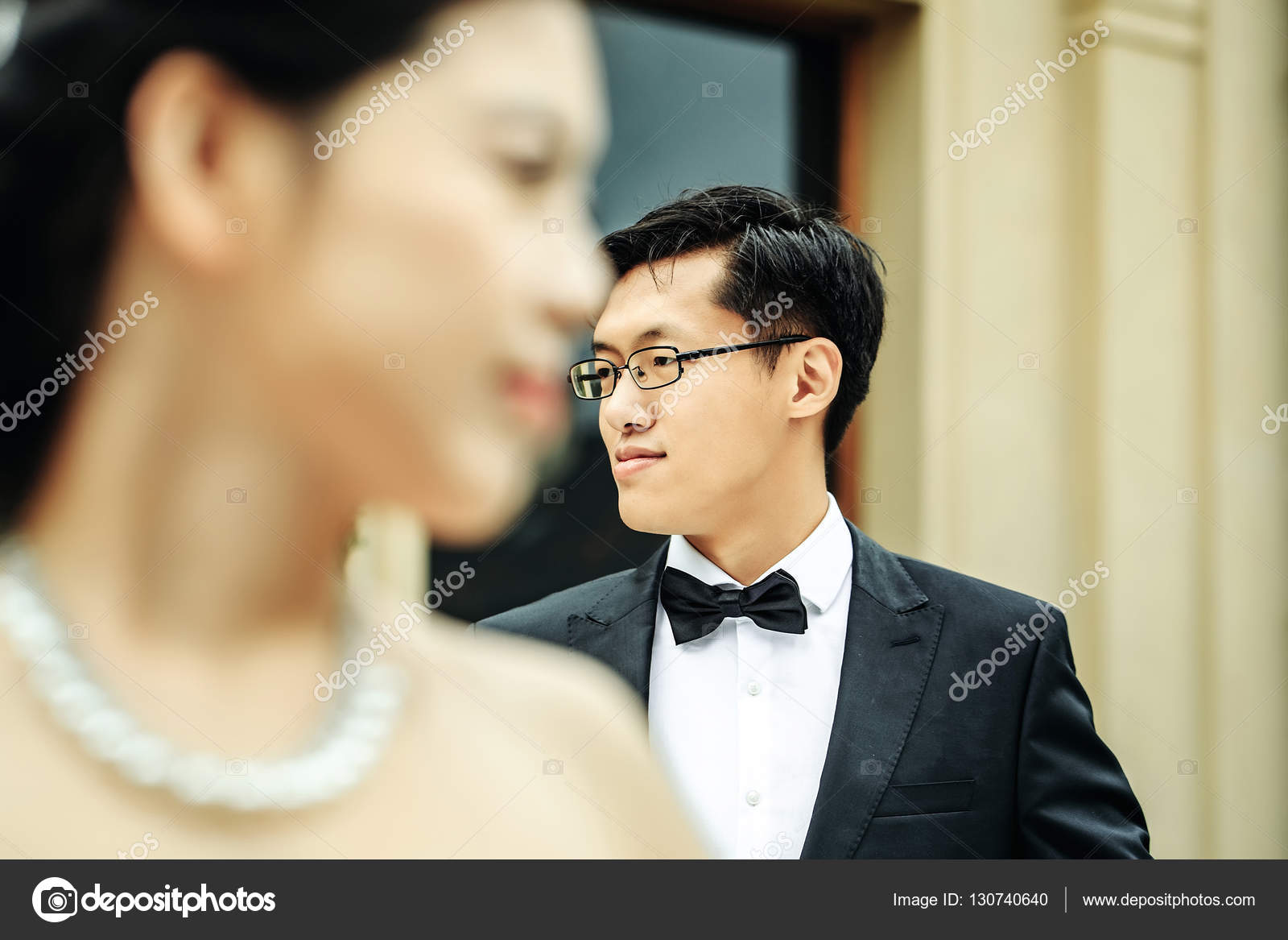 Homme Marié Chinois Photographie Tverdohlibcom 130740640