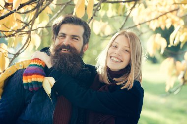 Sonbahar parkında genç bir çift