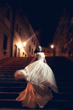 Güzel gelin merdivenlerinde standları