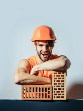 Seksi kaslı erkek yapıcı.