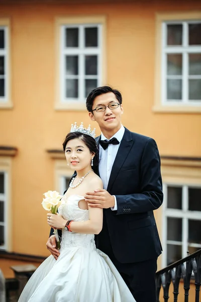 中国のかわいい若い新婚夫婦 — ストック写真