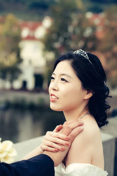 かなり中国の花嫁の手を握ってください。 — ストック写真