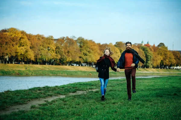 Jovem casal no parque de outono — Fotografia de Stock