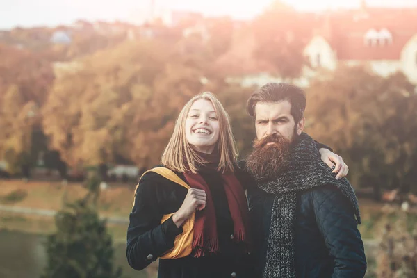 Junges Paar im Herbstpark — Stockfoto