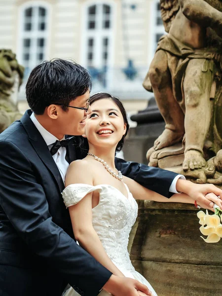 中国のかわいい若い新婚夫婦 — ストック写真