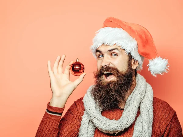 Hombre de Navidad con bola decorativa —  Fotos de Stock