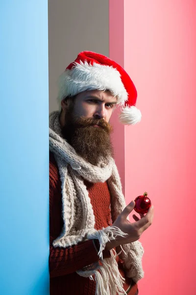 Homme de Noël avec boule décorative — Photo