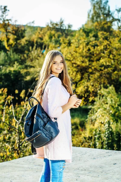 Красивая девушка с сумкой — стоковое фото