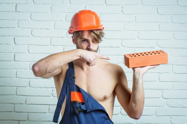 Sexy gespierde man bouwer — Stockfoto