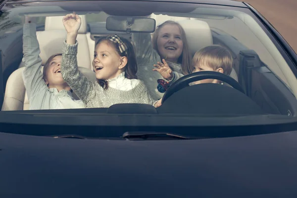 Crianças felizes amigos no carro — Fotografia de Stock