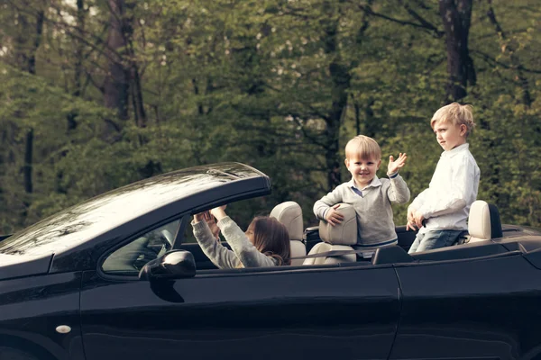 Glada barn vänner i bil — Stockfoto