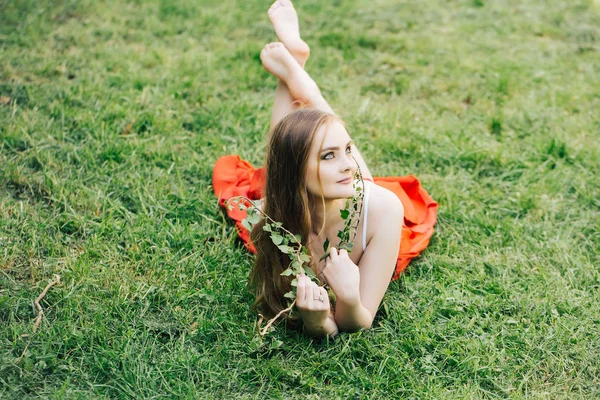 Yeşil çimenlerin üzerinde güzel bir kız — Stok fotoğraf