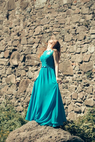 Красивая девушка в синем платье — стоковое фото