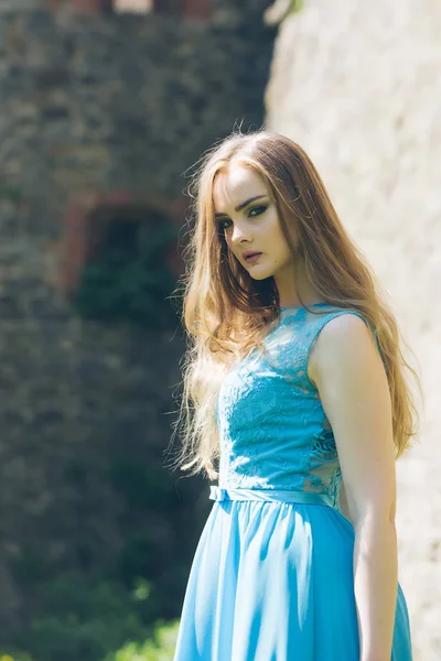 Mooi meisje in blauwe jurk — Stockfoto